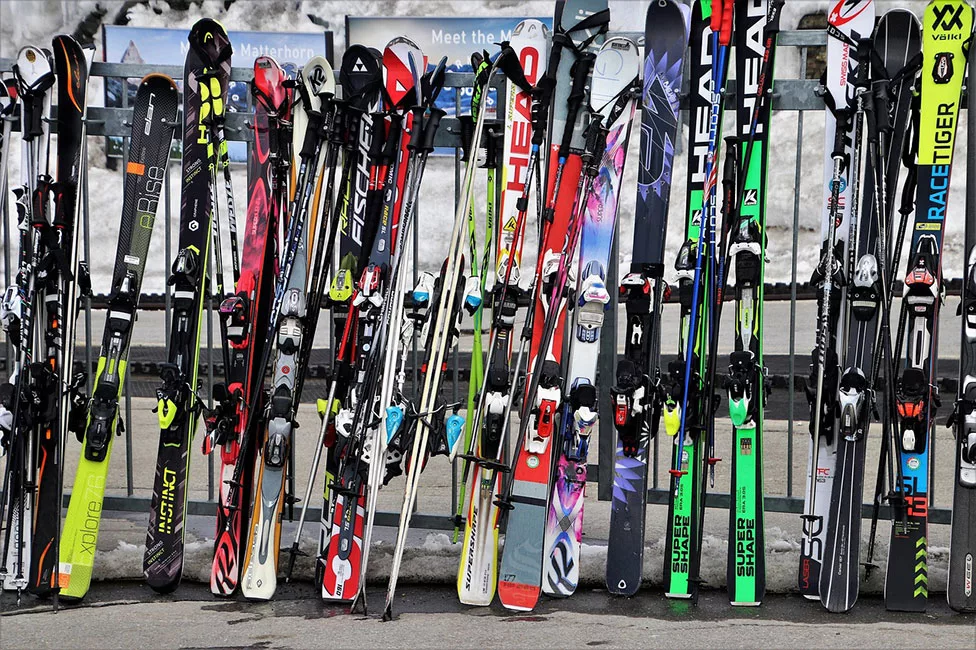Skis et bĂątons de skis pour skier dans les Alpes